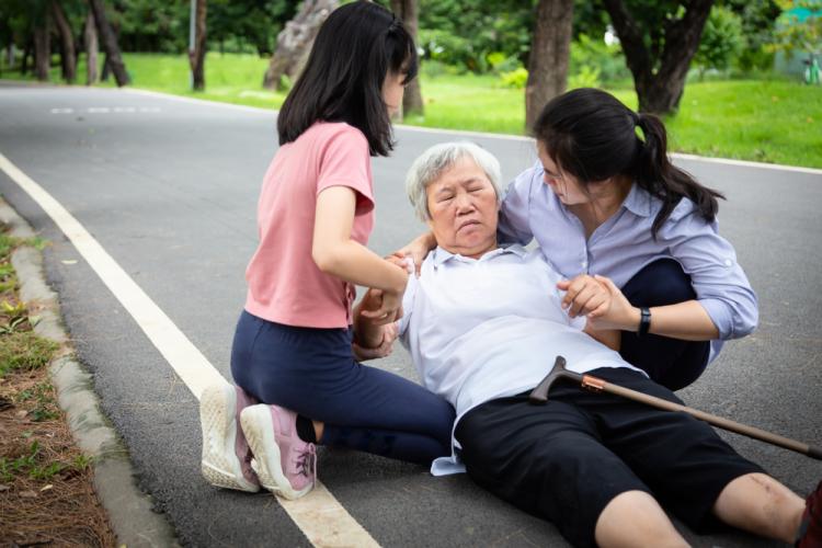 4 Langkah Pertolongan Pertama Pada Orang Pingsan Hello Sehat 