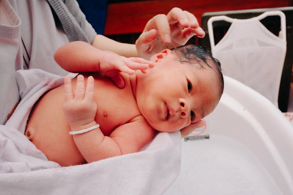Agar Tidak Bingung, Berikut Cara Memandikan Bayi Baru Lahir