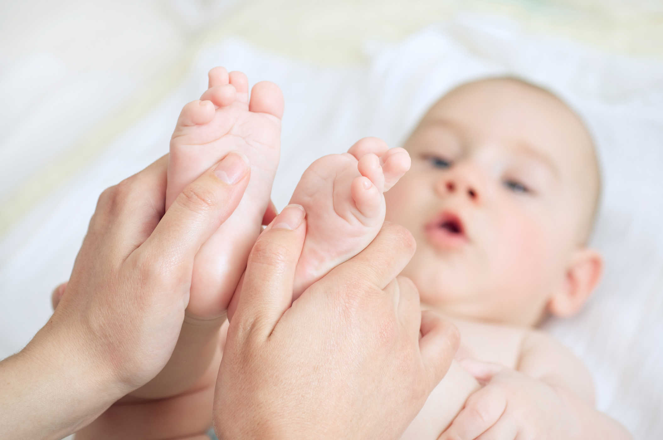 Pijat Bayi di Rumah, Ketahui Manfaat dan Cara Melakukannya