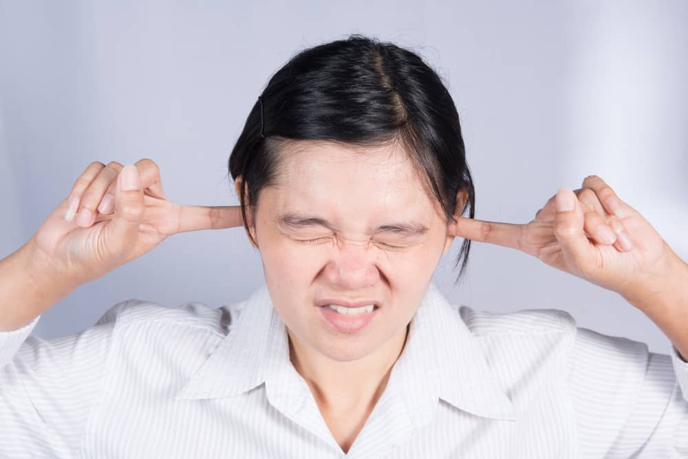 Kenapa telinga berdenging sebelah kanan