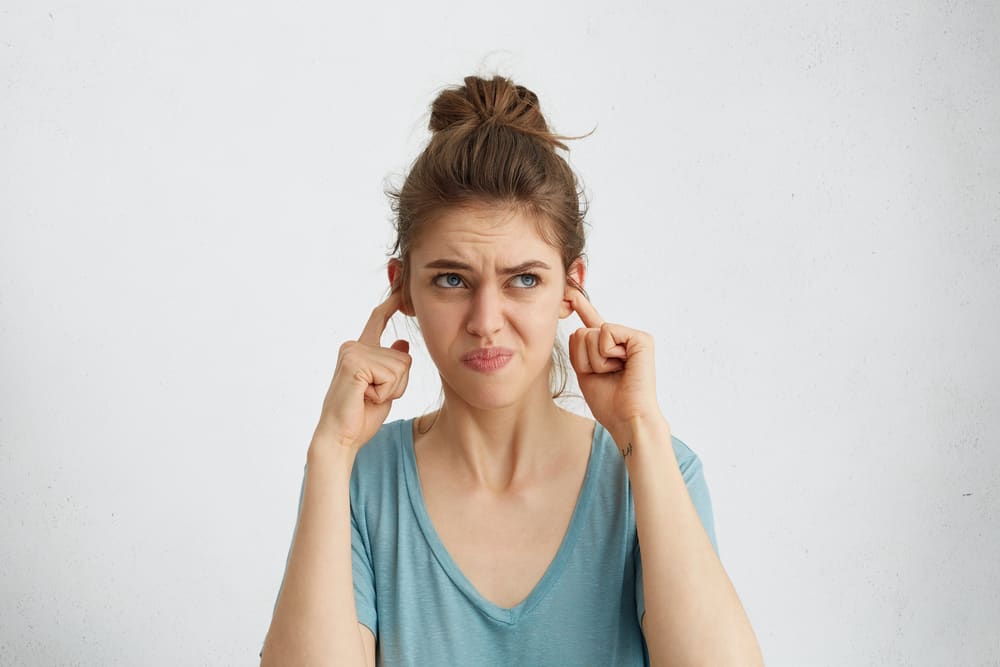 7 Penyebab Halusinasi Pendengaran yang Paling Sering Terjadi