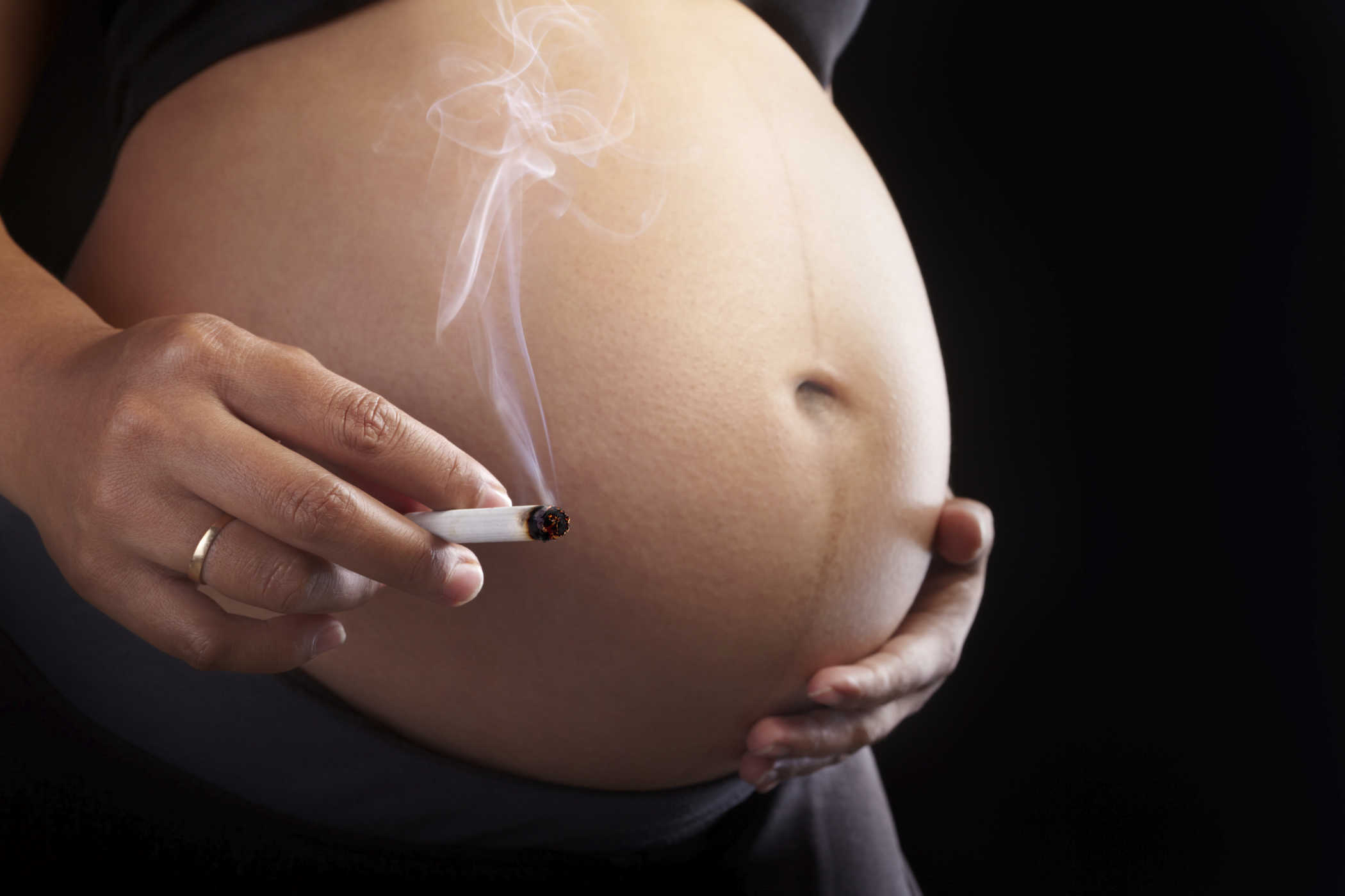 9 Bahaya yang Muncul Jika Ibu Merokok dan Menghirup Asapnya Saat Hamil