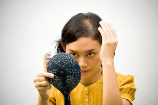 Mengatasi Rambut Rontok Setelah Melahirkan