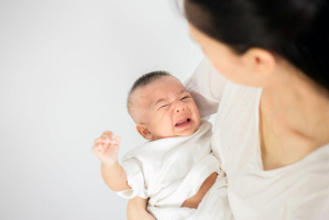 cara menenangkan bayi menangis