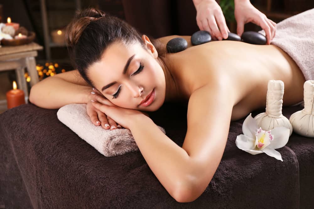 6 Manfaat Pijat dengan Batu Panas (Hot Stone Massage)