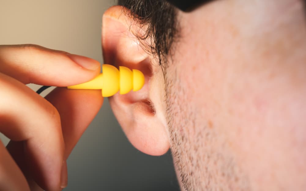 Ear plug untuk menjaga pendengaran.