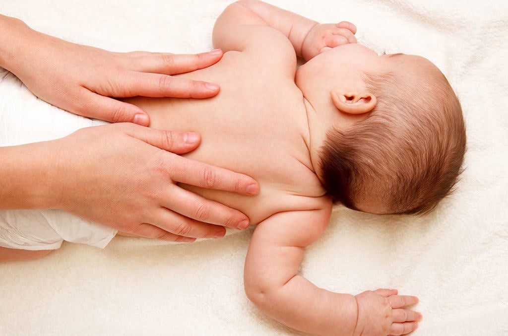5 Manfaat Baby Oil untuk Bayi Selain Melembapkan Kulit