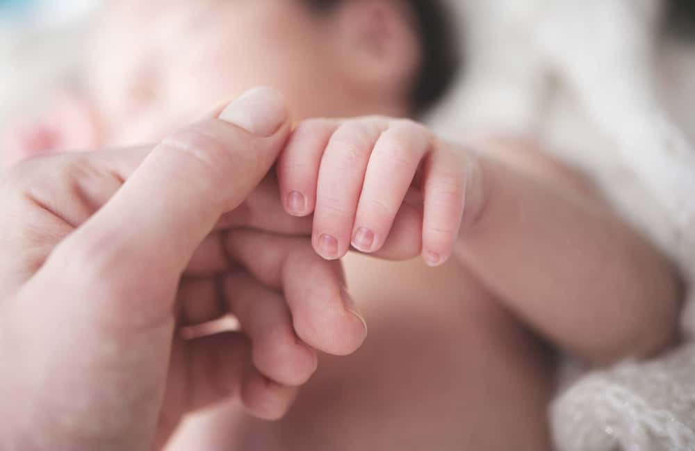 Kenapa Tangan Bayi Selalu Mengepal Saat Baru Lahir?