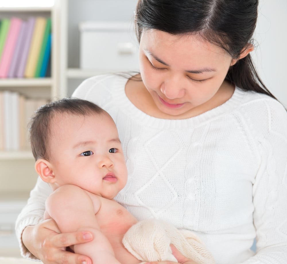 8 Cara Mudah Mengatasi Cegukan pada Bayi