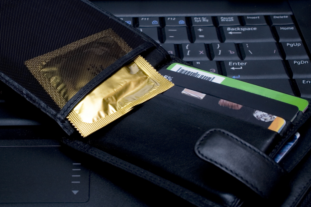 jangan-menyimpan-kondom-di-dompet