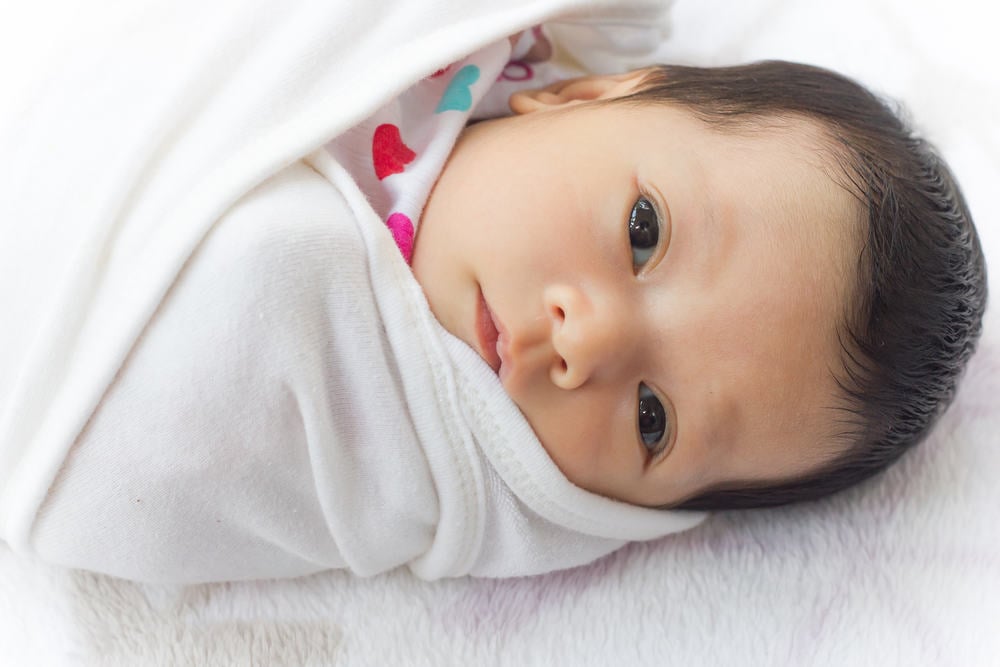 5 Manfaat Membedong Bayi, dan Bagaimana Cara Bedong yang Aman