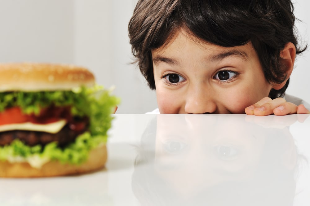 Aturan Sehat Jika Anak Anda Terpaksa Makan Junk Food