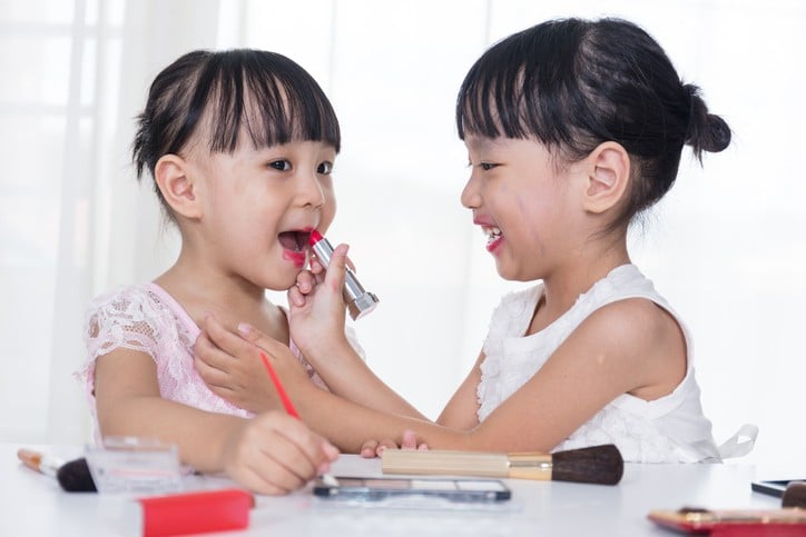 3 Bahaya yang Mungkin Terjadi Kalau Anak Kecil Sering Pakai Makeup