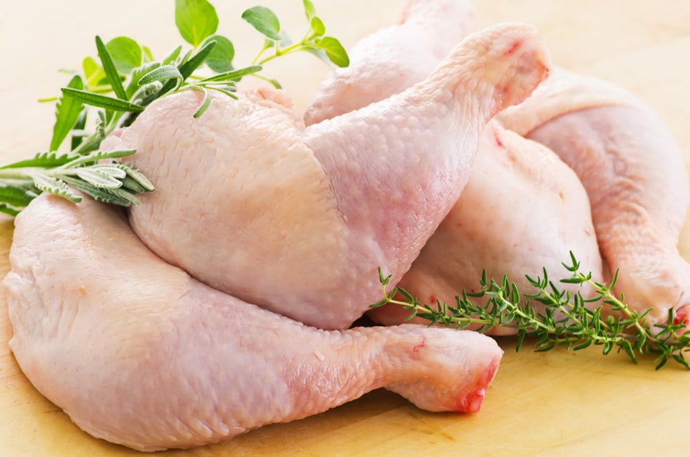 5 Akibat Makan Daging Ayam Mentah dan Cara Mengatasinya