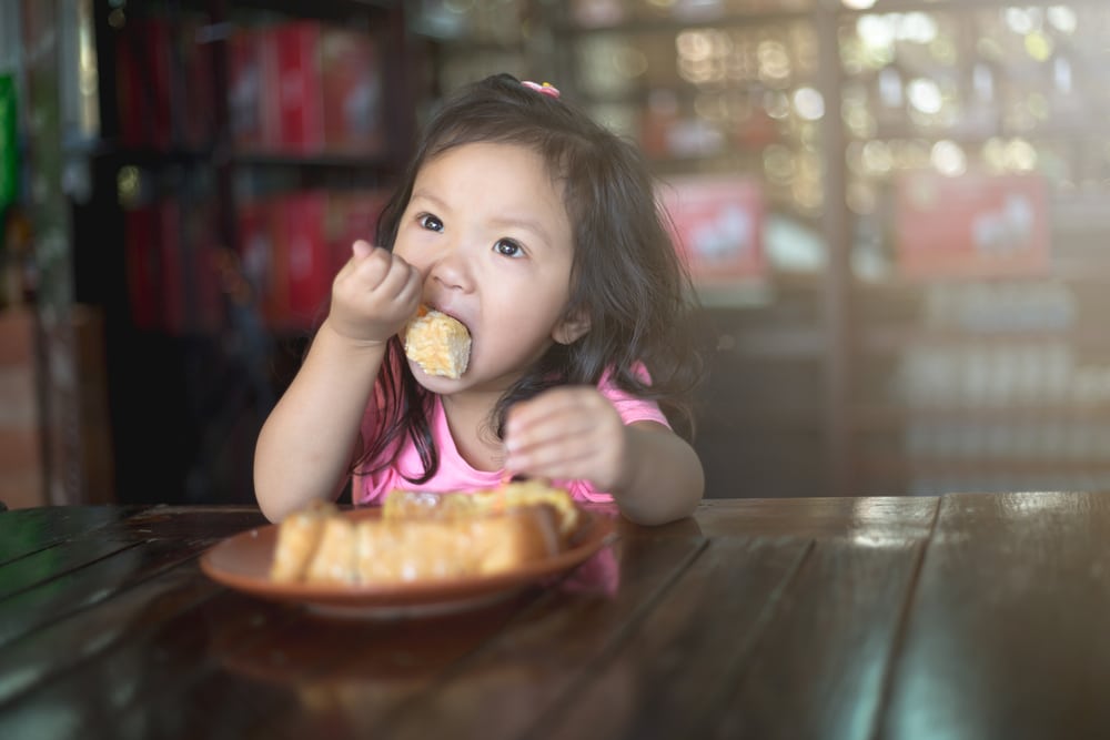 Kenapa Ibu Tak Boleh Menambahkan Gula dan Garam Pada Makanan Bayi?