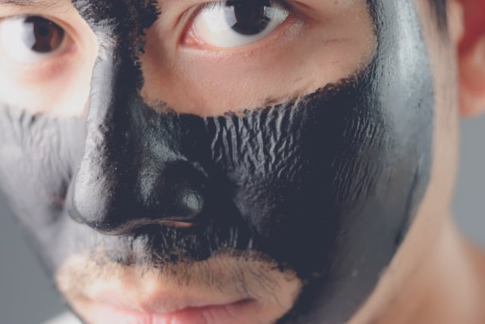 manfaat charcoal mask