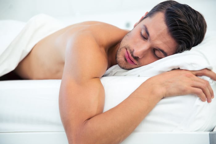 manfaat tidur telanjang
