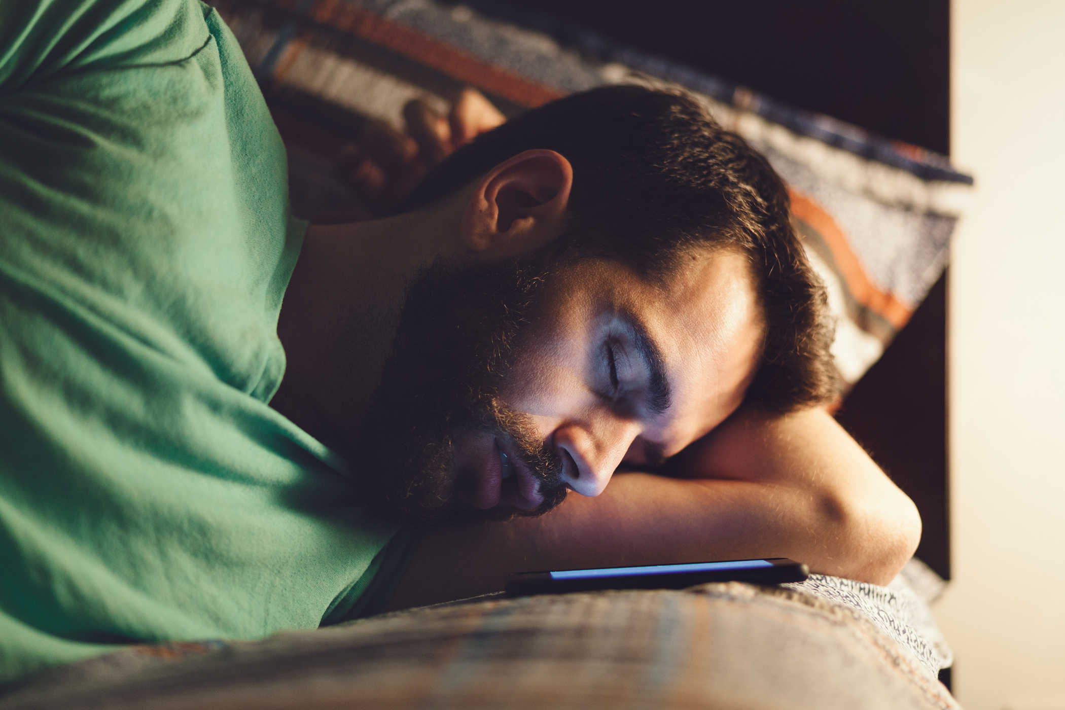 4 Bahaya yang Bisa Timbul Jika Anda Tidur Dekat Ponsel