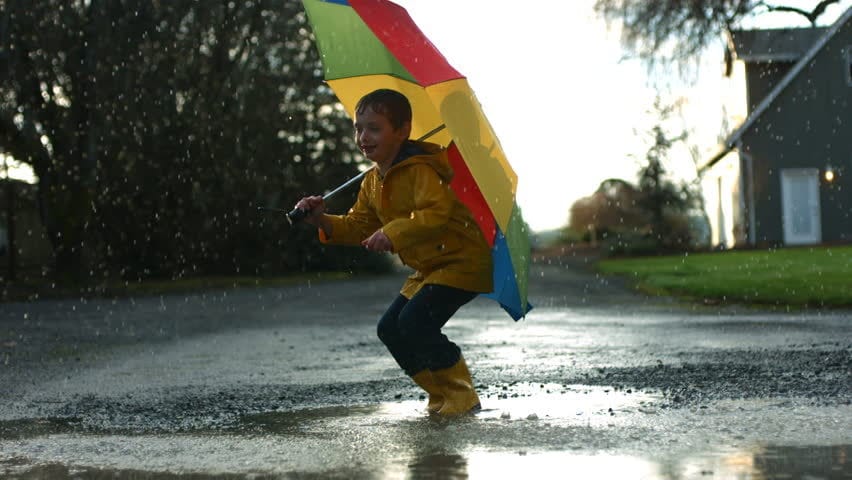 7 Manfaat Mandi Hujan untuk Anak dan Tipsnya agar Aman