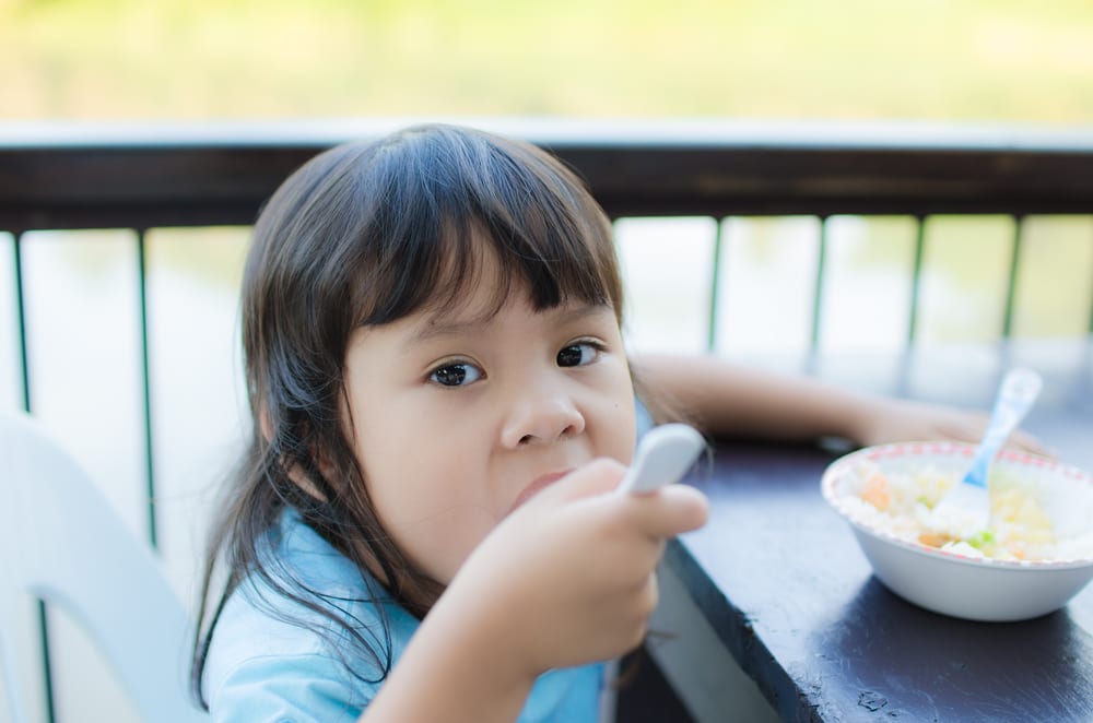 6 Tips Mengajarkan Anak Makan Sendiri Secara Bertahap