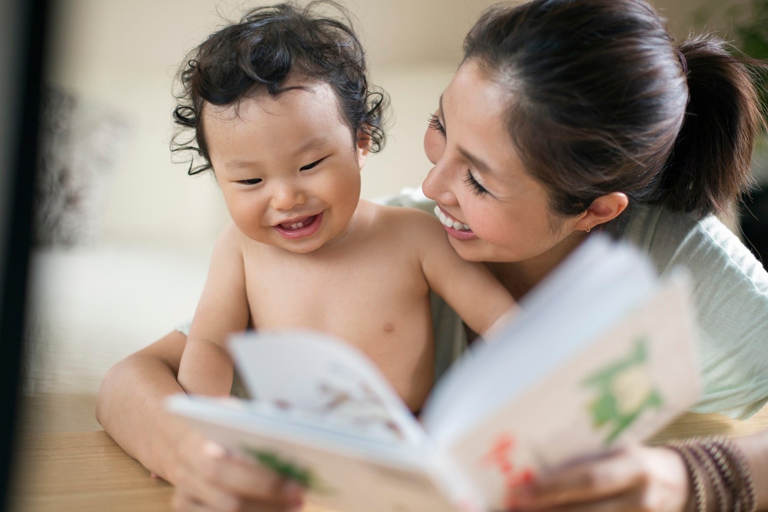 7 Cara agar Anak Cepat Bicara yang Orangtua Harus Tahu