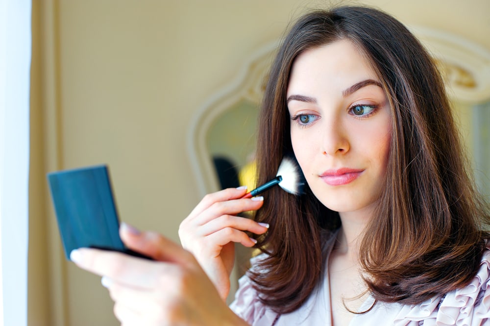 Apakah Benar Sering Pakai Makeup Bisa Bikin Jerawatan?