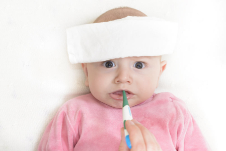 Penyebab Demam Naik Turun pada Bayi (dan Cara Mengatasinya)