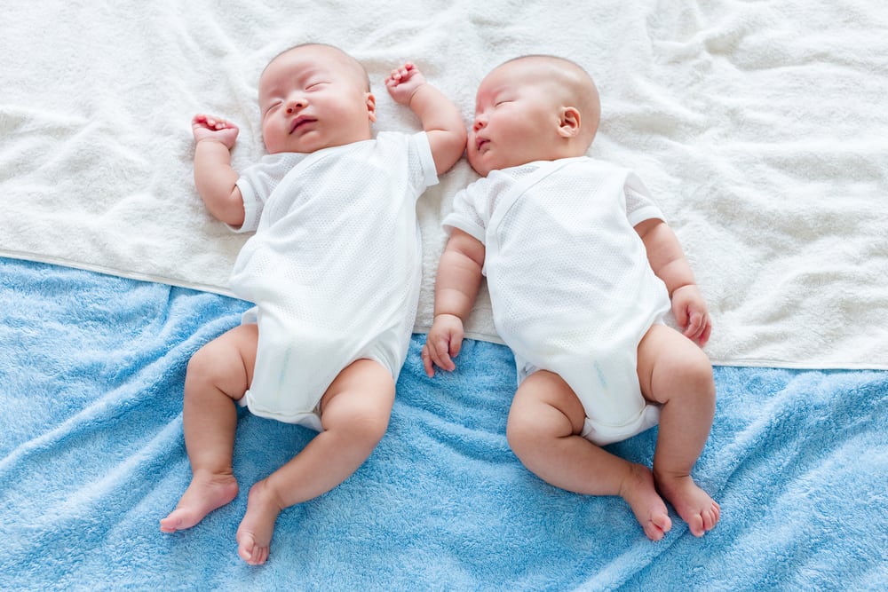 menyusui bayi kembar