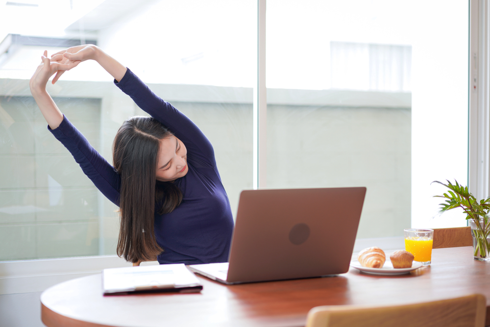 Di Kantor Juga Bisa Olahraga, Coba 9 Gerakan Ini!