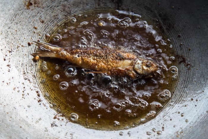 5 Cara Buang Minyak Goreng Bekas Yang Aman - Hello Sehat