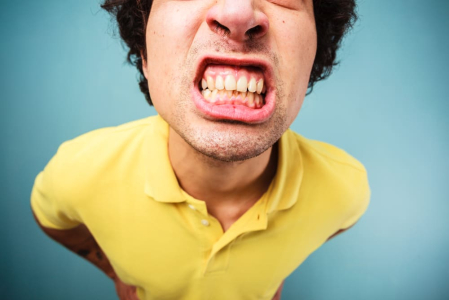 Cara Efektif Menghentikan Kebiasaan Menggemeretak Gigi Saat Tidur
