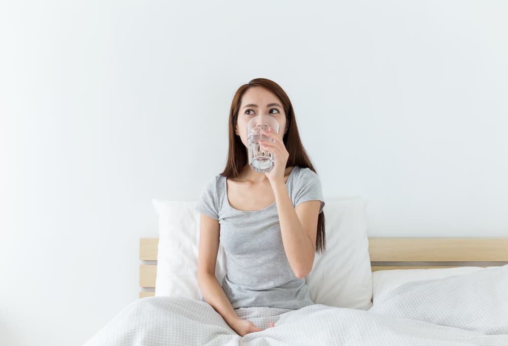 4 Manfaat Minum Air Putih Sebelum Tidur yang Sayang Dilewatkan