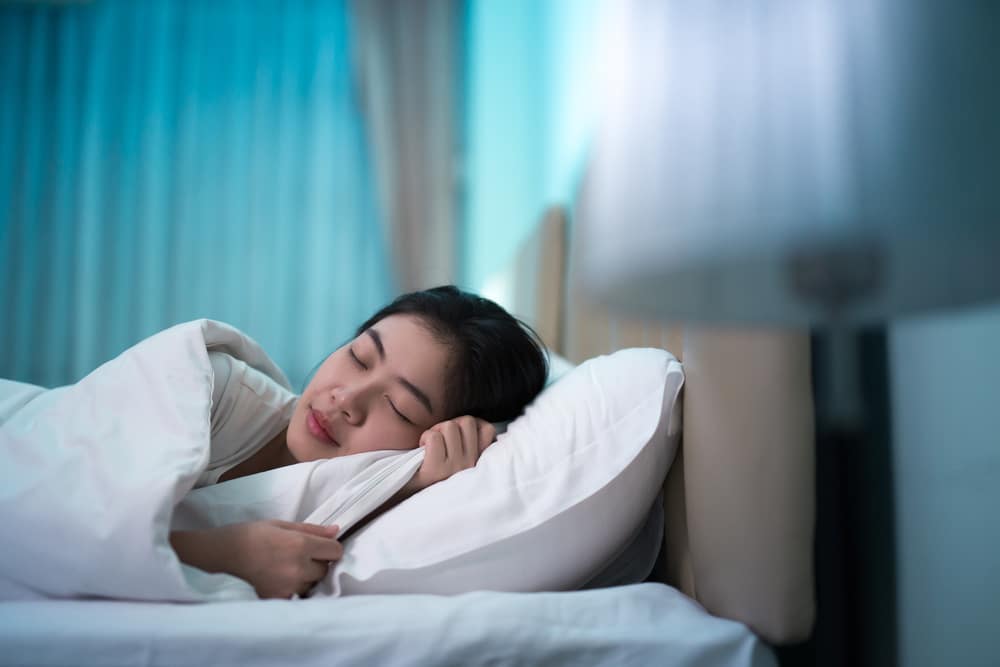 posisi tidur untuk mengurangi batuk di malam hari