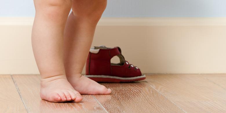Bebaskan Si Kecil Berjalan "Nyeker" untuk Memperkuat Tulang Kakinya