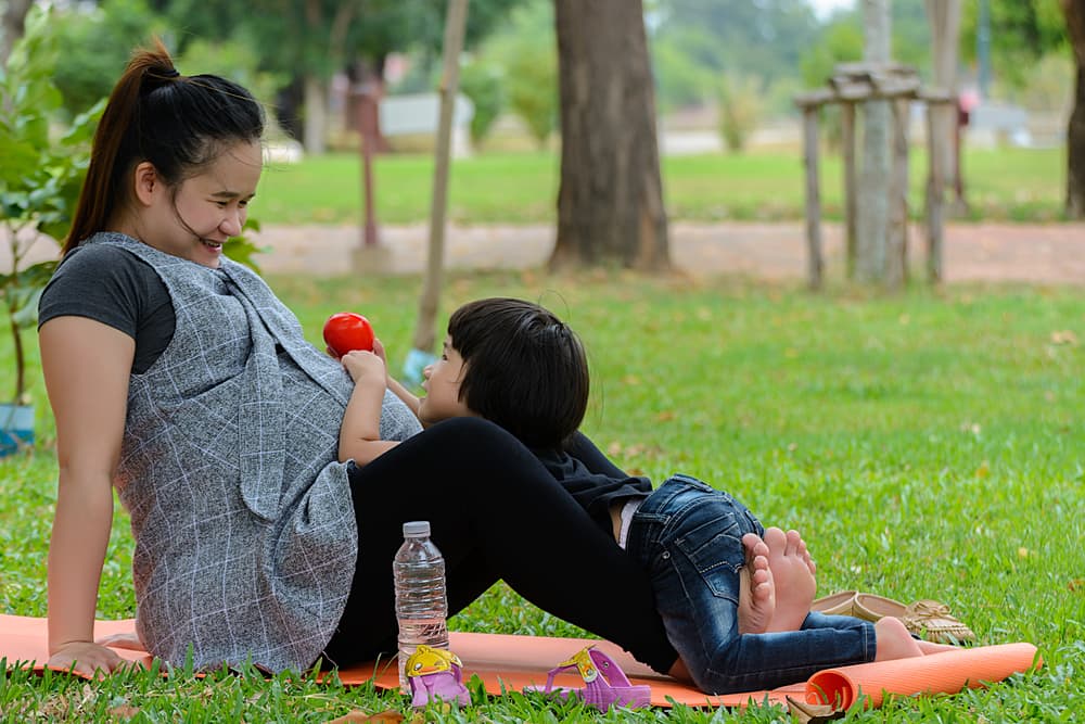 3 Cara Unik Memberi Tahu Si Kecil Bahwa Anda Sedang Hamil