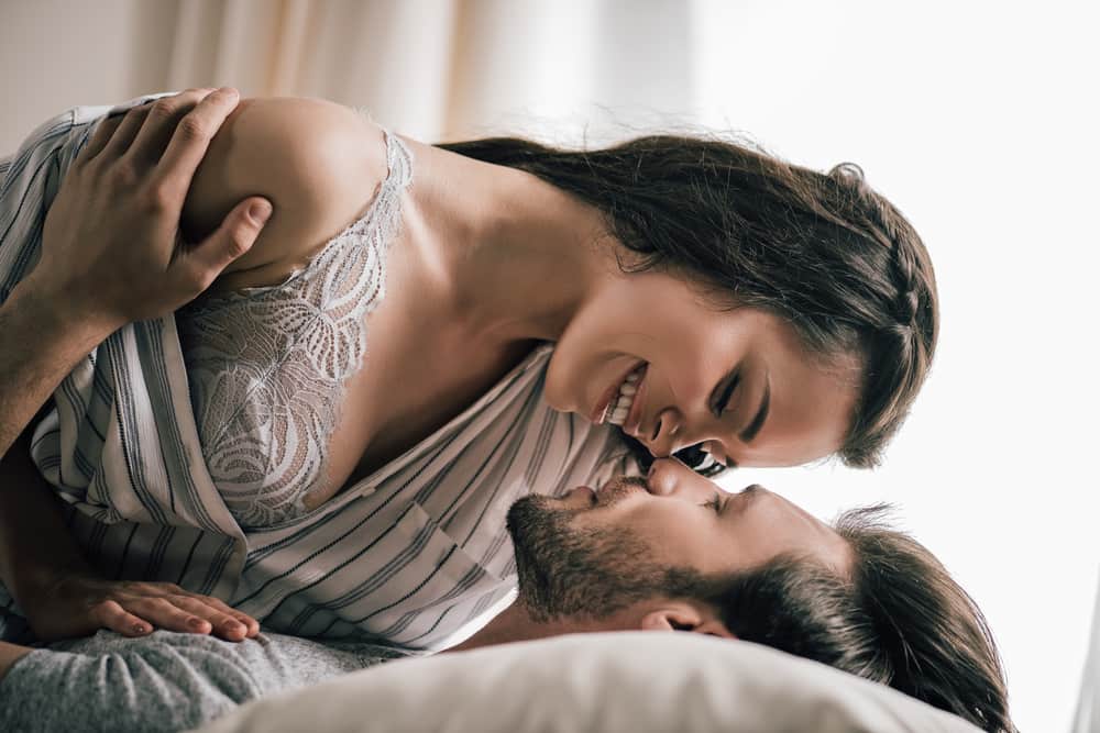 6 Teknik Foreplay Seksi untuk Merayu Istri