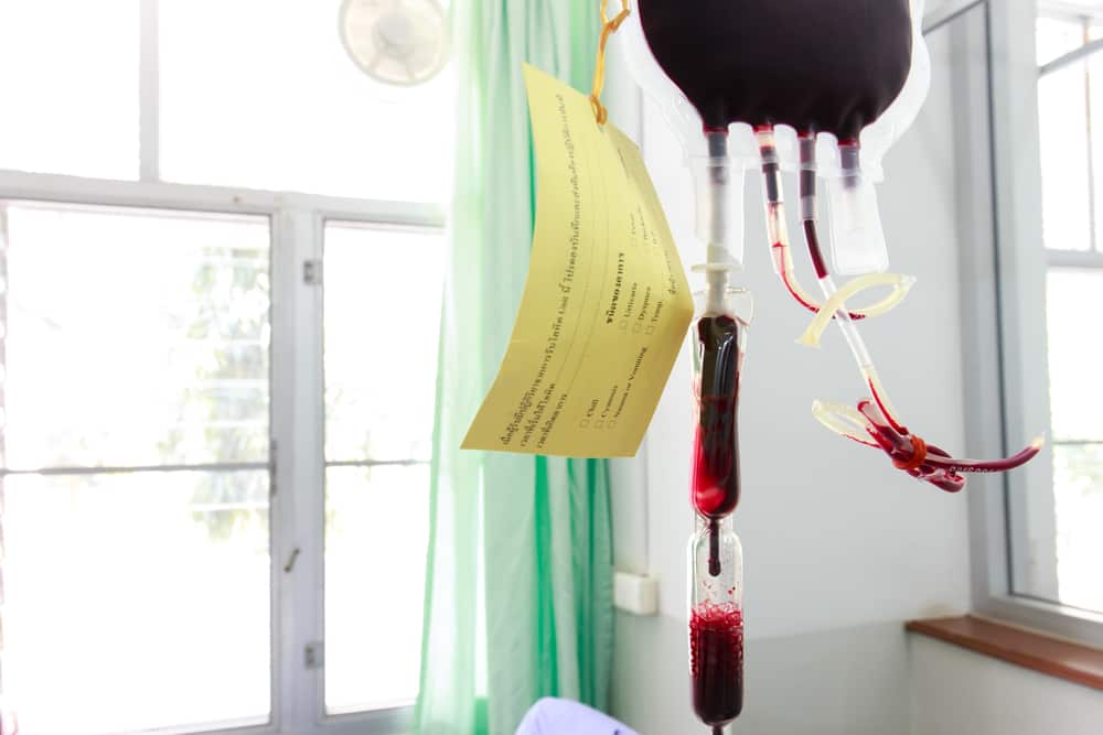 mempersiapkan transfusi darah