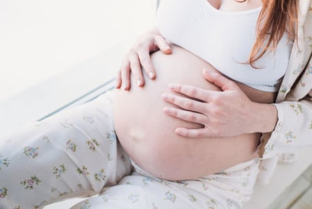 Kapan Ibu Hamil Bisa Mulai Merasakan Tendangan Bayi di Perut?