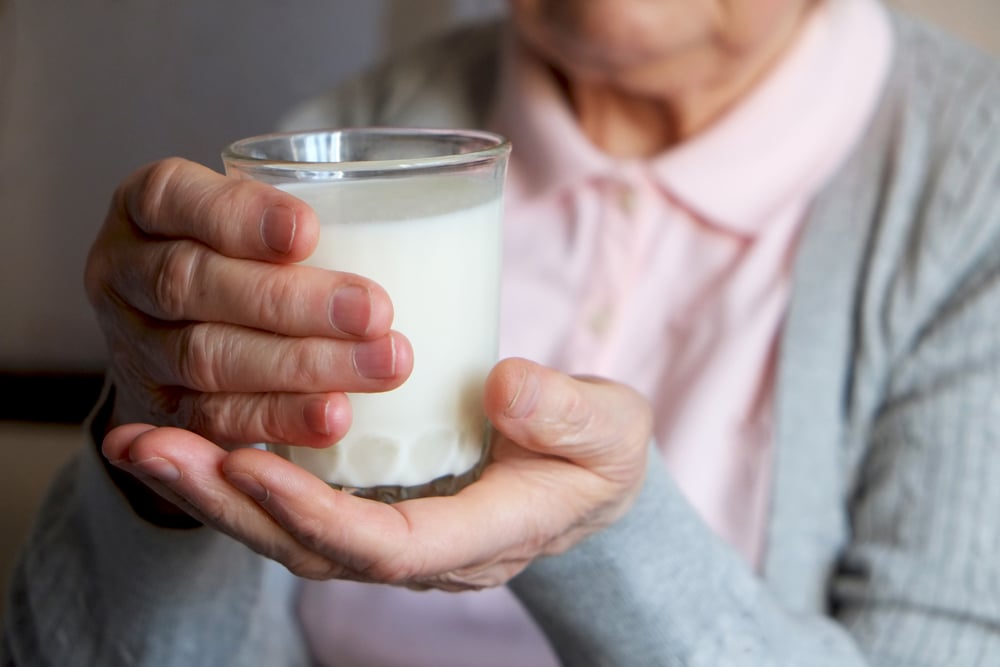 4 Manfaat Kesehatan Minum Susu untuk Lansia