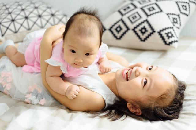 8 Cara Mengasuh Balita Saat Anda Punya Bayi Baru