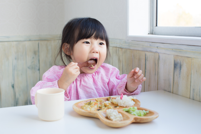 anak makan