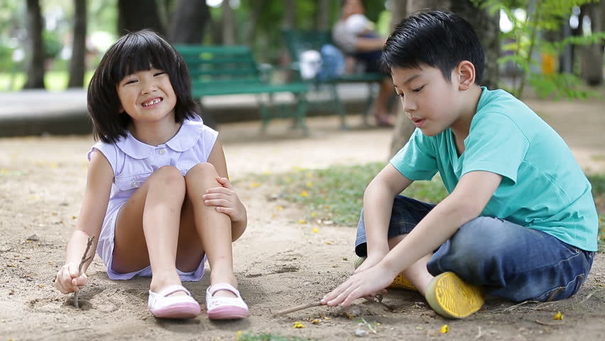 Anak Bermain di Luar Rumah? Ketahui Manfaat dan Jenis Permainannya