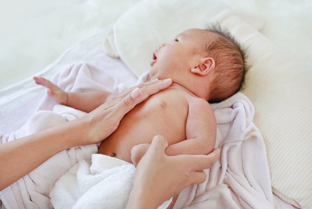 cara mengatasi menghilangkan biang keringat pada bayi