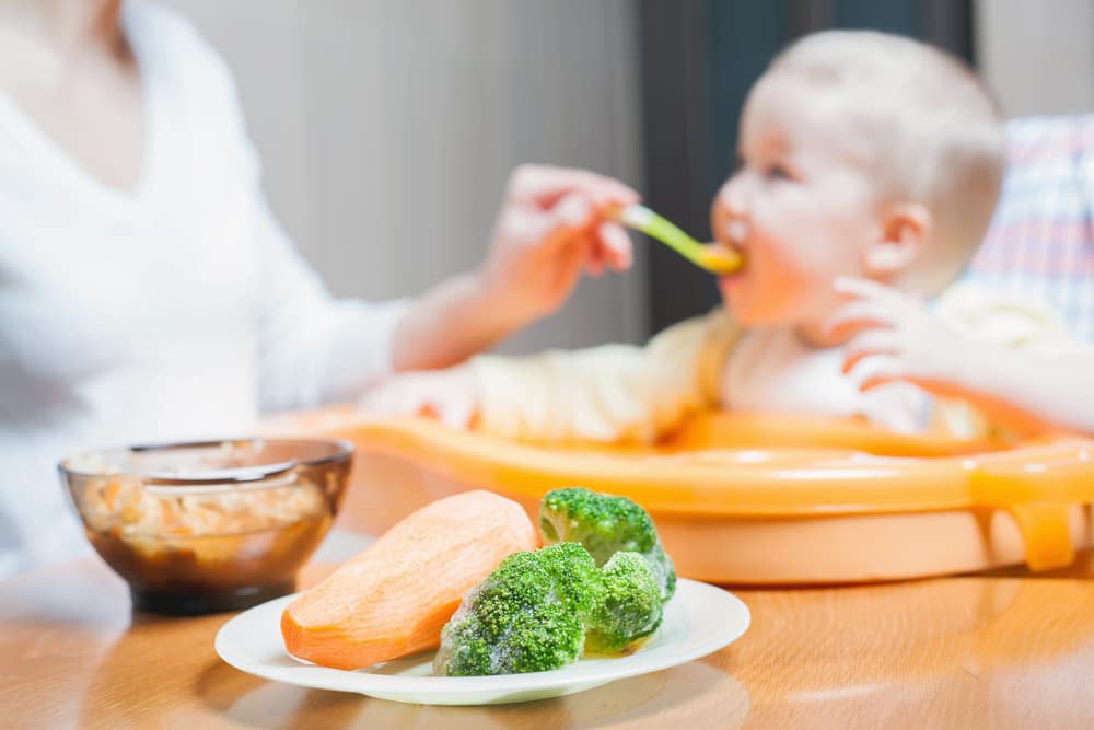 Lebih Baik Menyuapi Bayi Atau Membiarkannya Makan Dengan Tangan Sendiri?