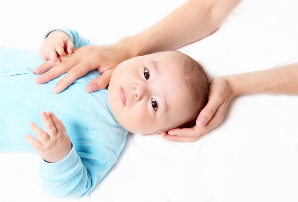 Kepala Bayi Anda Peyang? Ini Penyebab dan Cara Mengatasinya