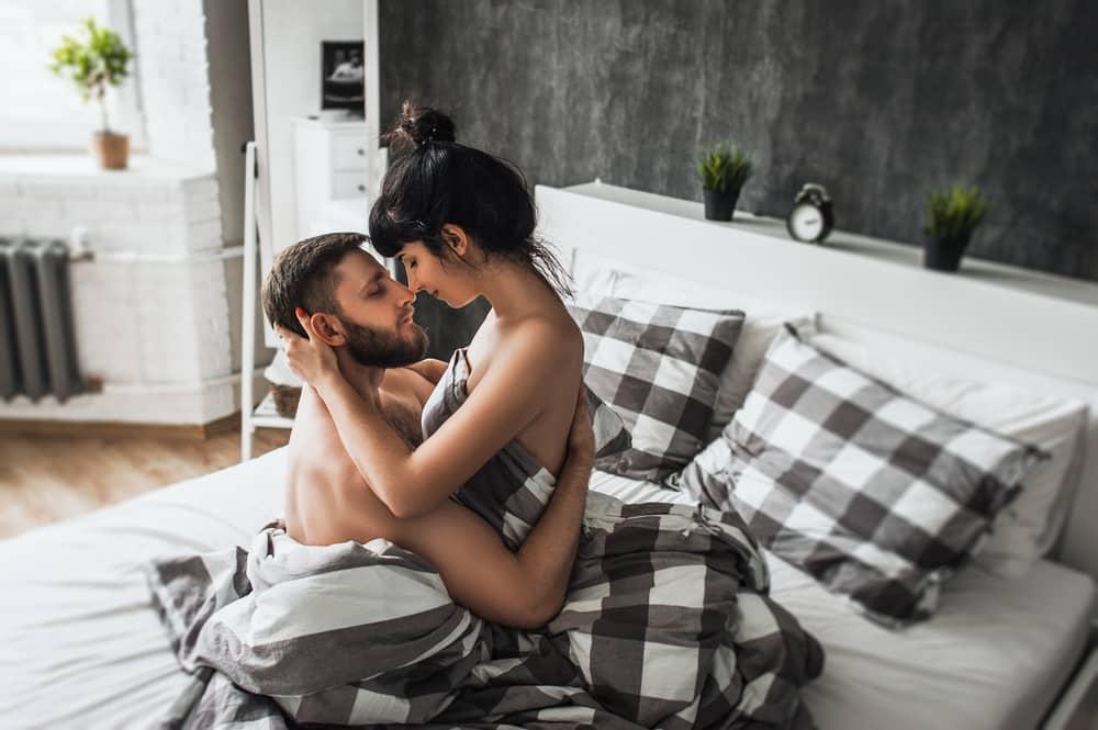 6 Posisi Bercinta yang Membuat Pria Lebih Tahan Lama