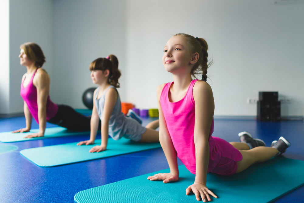 Bukan Cuma untuk Orang Dewasa, Ini Manfaat dan Tips Yoga untuk Anak-anak