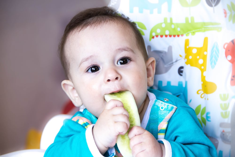 Membiarkan Anak Makan Dengan Tangan Sendiri, Baik Atau Buruk?