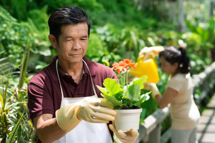 cara mencegah sakit punggung saat berkebun