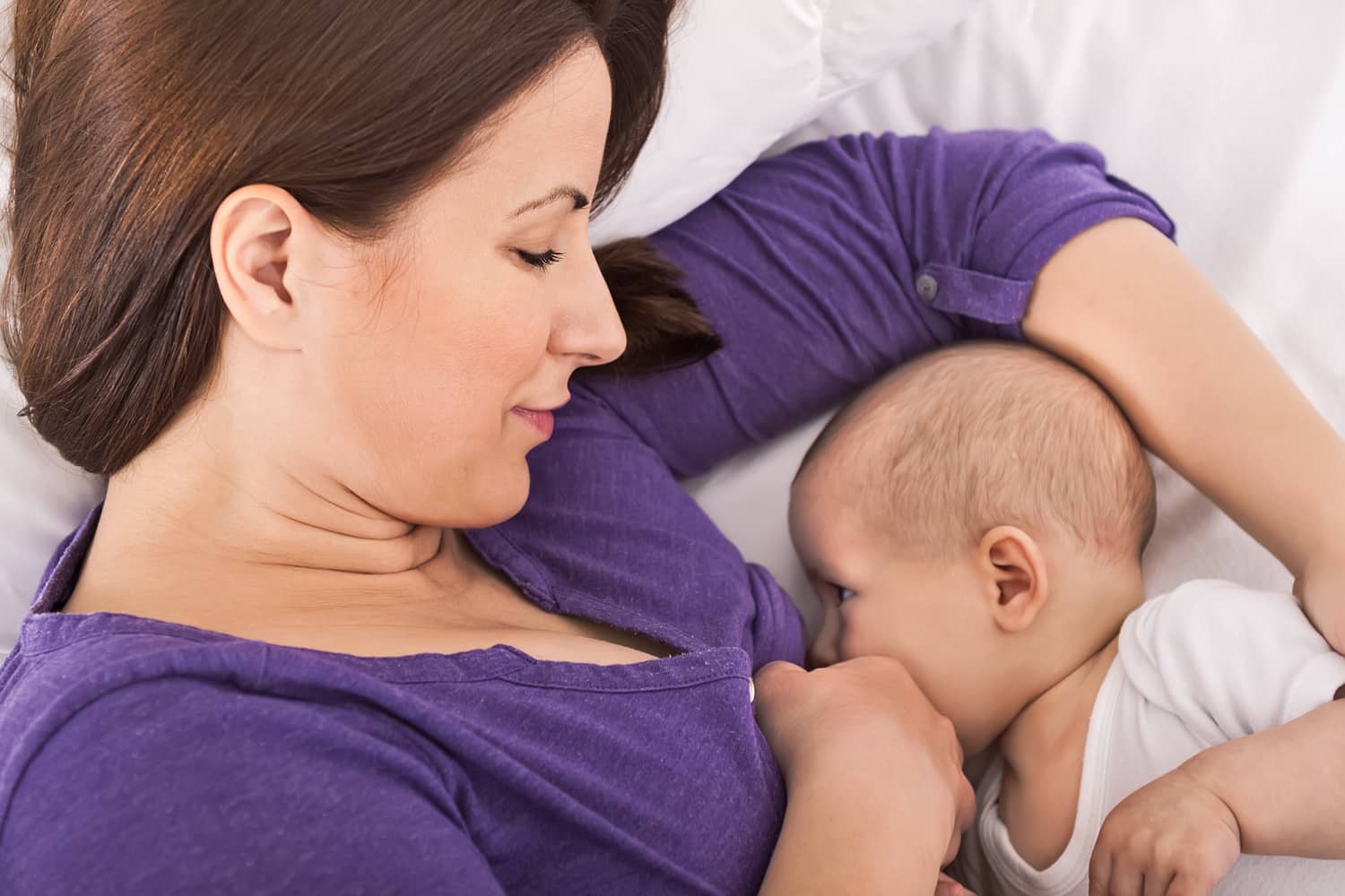 Yuk, Cuci Muka Dulu! Ini Bahayanya Kalau Ibu Ketiduran Saat Menyusui Bayi